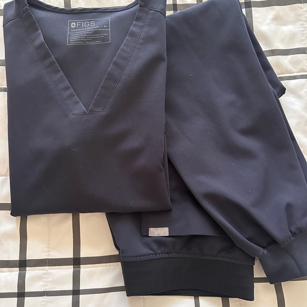 Figs scrub set.l in charcoal blue.